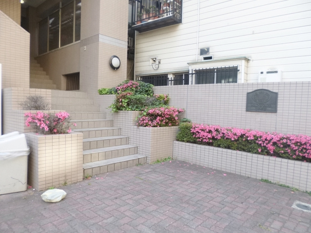 メインステージ王子駅前のエントランス|植物が出迎えてくれます