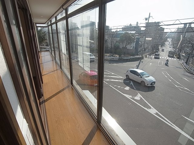 ラムール五位ノ池のバルコニー|こちらの大きなガラスの廊下で洗濯物を干して乾かす事も余裕です