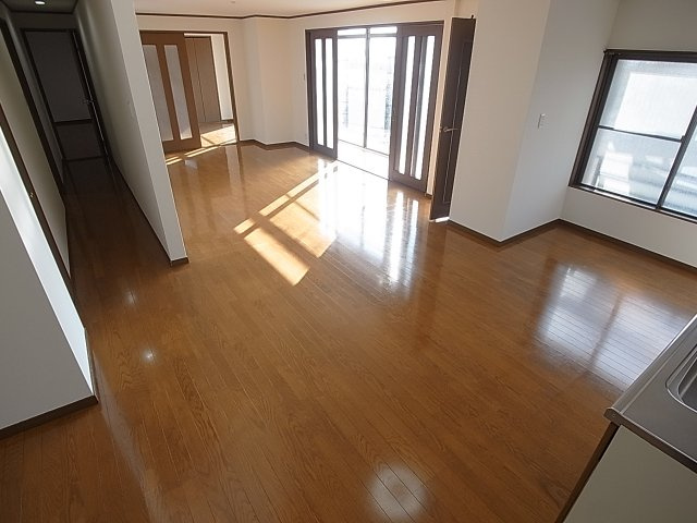 ラムール五位ノ池の居間・リビング|ご覧の採光、窓の多く広々した明るいリビング