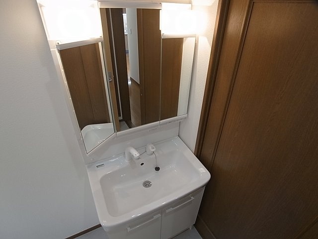 ラムール五位ノ池の洗面所|シャワー付きの独立洗面台