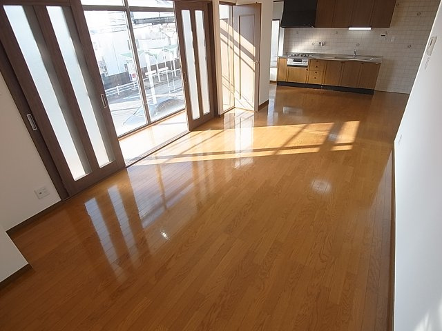 ラムール五位ノ池の居間・リビング|日当たり・風通しも良いリビングスペース