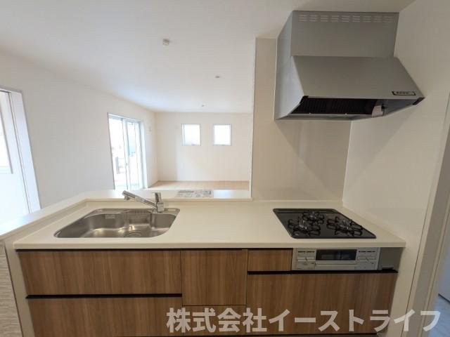 【新築戸建】　いわき市平祢宜町1期　全2棟のキッチン|2号棟写真　対面式キッチンなので、リビングルームにいるご家族の様子を見ながら調理ができ、小さなお子様がいる家庭でも安心です。