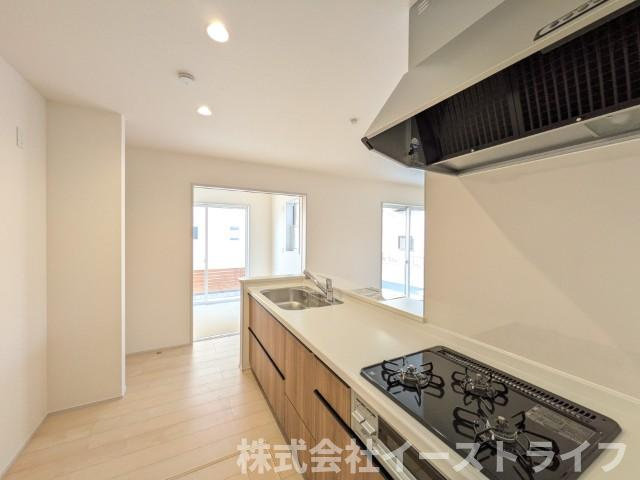 【新築戸建】　いわき市平祢宜町1期　全2棟のキッチン|2号棟写真　キッチンから1階のホールに通り抜け出来るので、玄関や2階にいきやすい動線になっています。