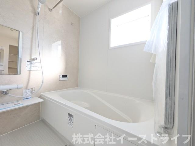 【新築戸建】　いわき市平祢宜町1期　全2棟の浴室|2号棟写真　１坪サイズのバスルーム。浴室換気乾燥機を標準装備。乾きやすい床やお手入れのしやすい排水口など、いつも清潔にご使用いただけます。