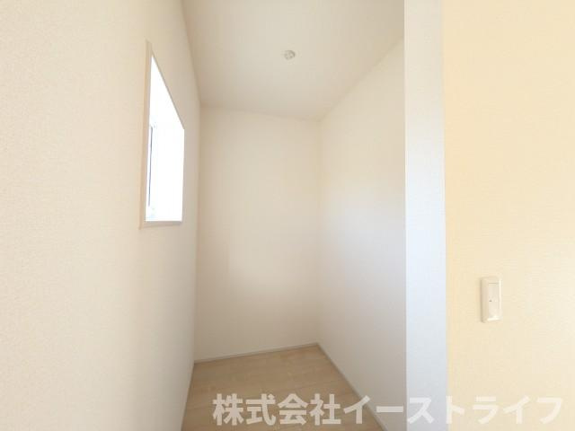 【新築戸建】　いわき市平祢宜町1期　全2棟の収納|2号棟写真　2階の7.75帖の洋室には収納はもちろん、趣味部屋としても活用できるストレージルームが完備されています！