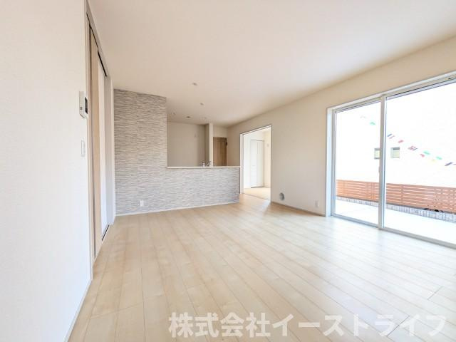 【新築戸建】　いわき市平祢宜町1期　全2棟の居間・リビング|2号棟写真　15帖のLDKは南に面しているの日差しがたっぷり入り明るい印象です