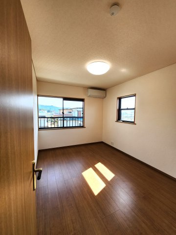 東根市神町営団一条通り　中古物件の洋室|洋室8帖
こちらの部屋はエアコン付きです
