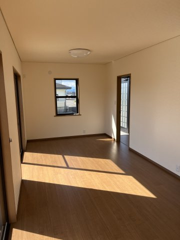 東根市神町営団一条通り　中古物件の居間・リビング