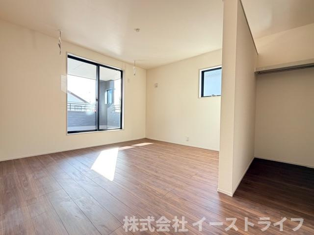 【新築戸建】　いわき市平倉前1期　全3棟の寝室|同社施工写真　窓から日が差し込む明るい洋室。シンプルな造りなので配置するインテリア次第でお好きなお部屋の雰囲気に変えられます。