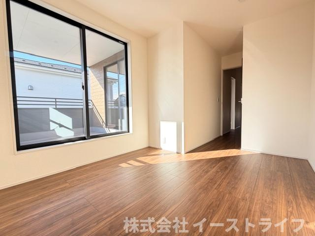 【新築戸建】　いわき市平倉前1期　全3棟の洋室|同社施工写真　家具などのインテリアともマッチしておしゃれ感が出しやすく、身の回りの整理がしやすいのも魅力な洋室です。