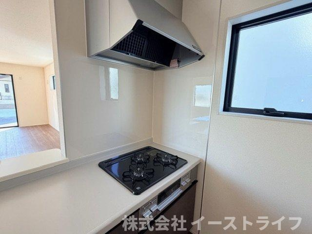 【新築戸建】　いわき市平倉前1期　全3棟のキッチン|同社施工写真　使い勝手の良いシステムキッチンで、対面式なのでご家族との団欒にもぴったりですね(^^)/また、収納力もあるのでスッキリが実現します◎