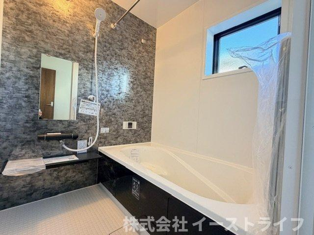 【新築戸建】　いわき市平倉前1期　全3棟の浴室|同社施工写真　１坪サイズのバスルーム。浴室換気乾燥機を標準装備。乾きやすい床やお手入れのしやすい排水口など、いつも清潔にご使用いただけます。