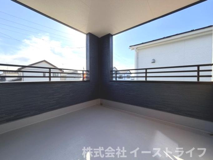 【新築戸建】　いわき市平倉前1期　全3棟のバルコニー|同社施工写真　インナーバルコニーは広々としていてお洗濯が楽ちんです。また日当たりを好む植物を育てるにはぴったりの空間なので、ガーデニングの場としても楽しむことができます
