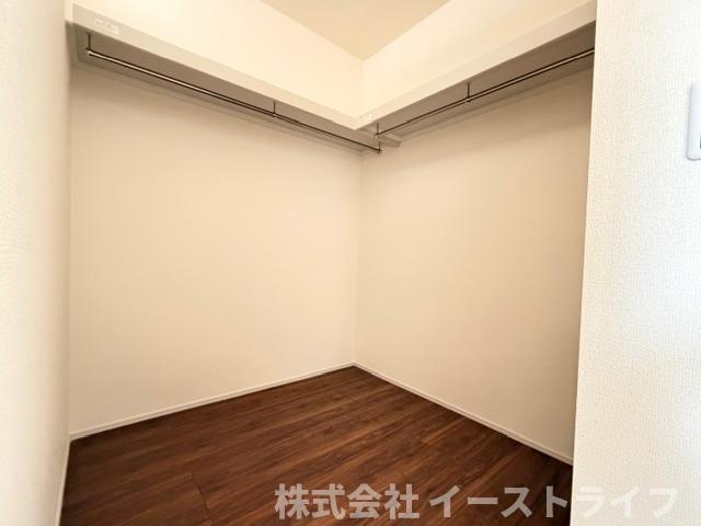 【新築戸建】　いわき市平倉前1期　全3棟の収納|同社施工写真　3号棟にはウォークインクローゼットが設置されています。季節ごとの入れ替えが不要なウォークインクローゼットは、こたつや扇風機、またお絵描きや工作などお子様との思い出もたっぷり収納できます。