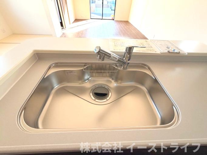 【新築戸建】　いわき市平倉前1期　全3棟のキッチン|同社施工写真　浄水器一体型水栓です。蛇口をひねればいつでもおいしい水が飲めるのが嬉しいです(^^)/水はねの音や食器が当たる音を大幅に軽減する静音仕様のジャンボシンクです。