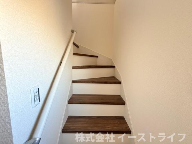【新築戸建】　いわき市平倉前1期　全3棟の内装|同社施工写真　階段には手すりが付いているので上り下りも安心です。