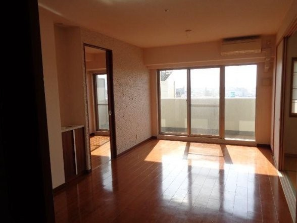 グランアッシュ寝屋川シティマークサウスリッジの居間・リビング|LDK13.0帖　南向き
■物件内覧・資金計画相談・住宅ローン相談、リフォーム相談、お問合せ受付中■
※当日・翌日のご内覧、ご相談はお電話でのお問合せがスムーズです！