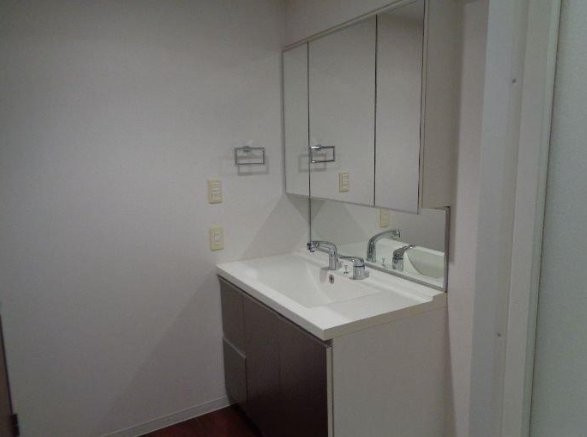 グランアッシュ寝屋川シティマークサウスリッジの独立洗面台|シャワー付き洗面化粧台
■物件内覧・資金計画相談・住宅ローン相談、リフォーム相談、お問合せ受付中■
※当日・翌日のご内覧、ご相談はお電話でのお問合せがスムーズです！