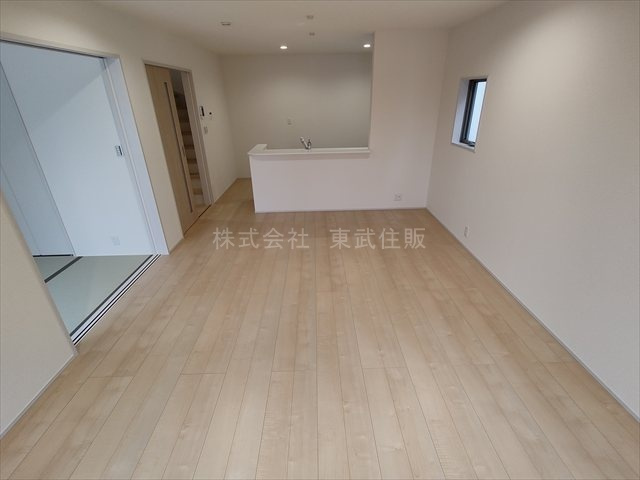 【居間・リビング】 | 寄居町露梨子　全8棟　6号棟 | ゆったり過ごせる16.0帖のリビングです