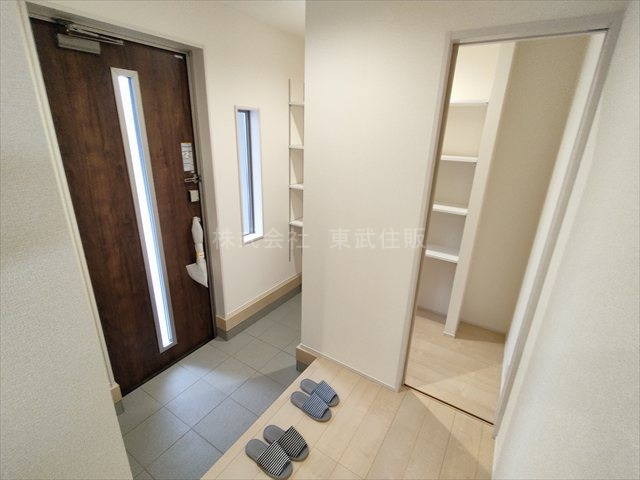 【玄関】 | 寄居町露梨子　全8棟　6号棟 | 収納もある玄関です