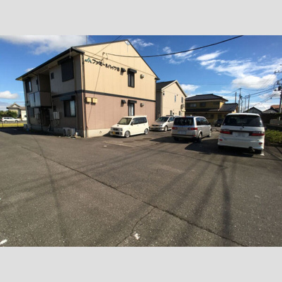 【駐車場】 | ファミールハイツ B | 駐車場があるので、車を買う予定の方も安心です