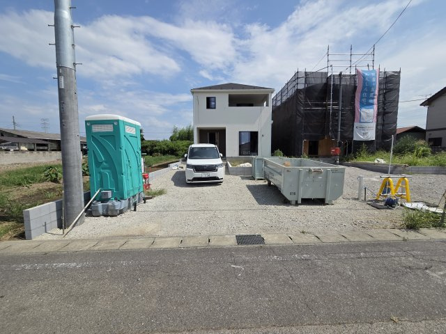 新築　太田市新田上江田町第1　1号棟　Cradle Gardenの駐車場|現地写真　駐車は建物南側に並列3台可能です！