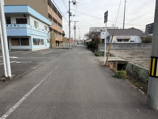 西条市大町827-4　売土地の前面道路含む現地写真