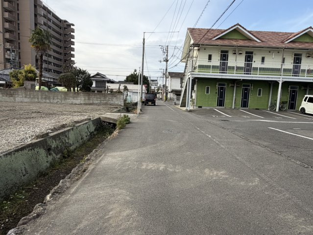 西条市大町827-4　売土地の前面道路含む現地写真
