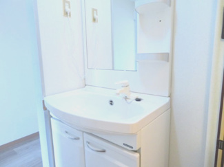 【洗面所】 | レジデンス柏原 | 洗面化粧台（同タイプ別室の写真です。）