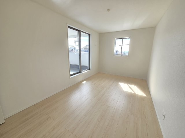 新築　太田市新田上江田町第1　2号棟　Cradle Gardenの洋室|現地写真　2階の主寝室です。2面採光なので風通しがよく明るいお部屋です。