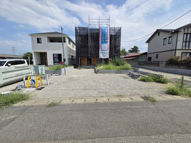 新築　太田市新田上江田町第1　2号棟　Cradle Gardenの駐車場|現地写真　駐車は建物南側に並列3台可能です！