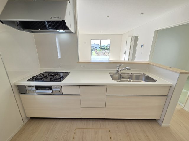 新築　太田市新田上江田町第1　2号棟　Cradle Gardenのキッチン|現地写真　2550ｍｍサイズのキッチンは作業スペースが広く使いやすいです！シンクも広々で洗い物も楽々♪