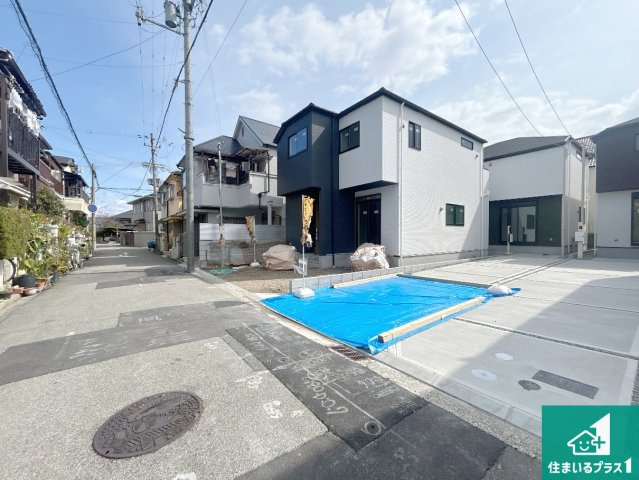 西宮市浜甲子園　第1期　新築一戸建ての前面道路含む現地写真|周辺は閑静な住宅街！前面道路広々で車の出し入れも便利です。駐車が苦手な方でも安心して車庫入れできます！
