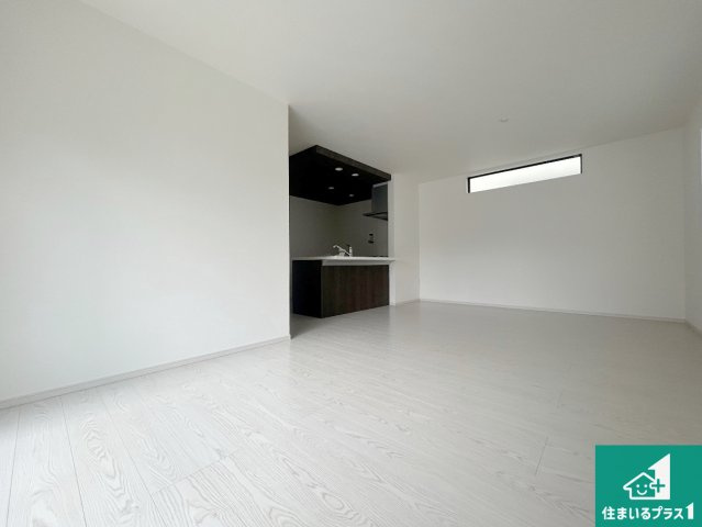 西宮市浜甲子園　第1期　新築一戸建ての居間・リビング|日当たり良好の明るいリビングで朝の目覚めもスッキリできそう！対面キッチンでご家族のコミュニケーションも自然と増える設計！小さなお子様が遊ぶスペースを作っても広々とくつろげるLDK！