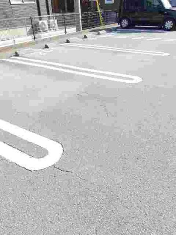 ヴィラ・クリオネＢの駐車場|駐車場があるので、車を買う予定の方も安心です