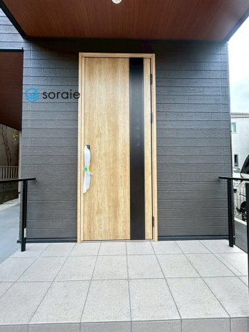 入間市東藤沢6丁目　全1棟　新築戸建の玄関|令和8年2月12日撮影。