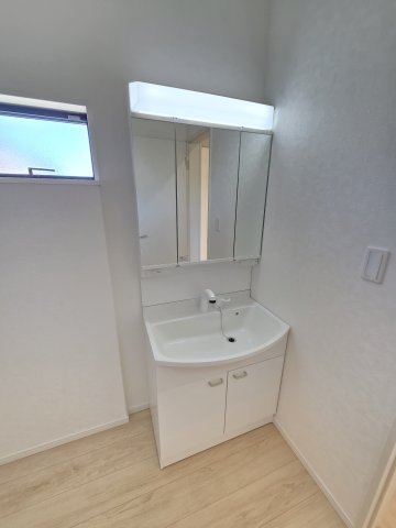 新築　太田市新田上江田町第1　3号棟　Cradle Gardenの洗面所|現地写真　洗面化粧台は嬉しい三面鏡！隠せる収納としても重宝しますね！