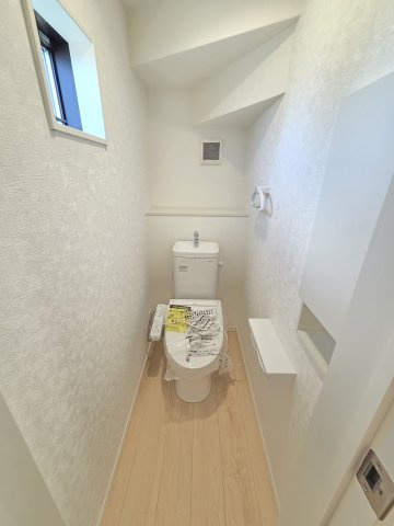 新築　太田市新田上江田町第1　3号棟　Cradle Gardenのトイレ|現地写真　トイレは洗浄機能付きです！壁面収納も嬉しいですね♪