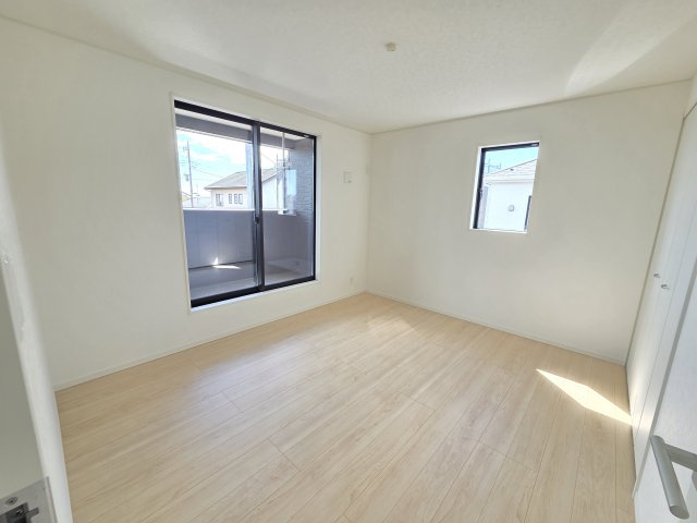 新築　太田市新田上江田町第1　3号棟　Cradle Gardenの洋室|現地写真　2階の主寝室です。2面採光なので風通しがよく明るいお部屋です。