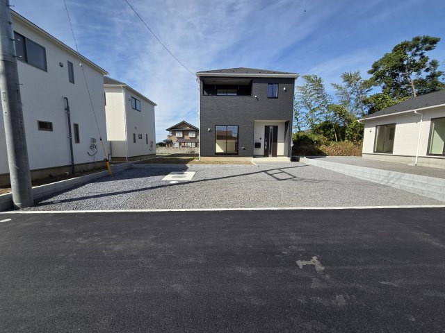 新築　太田市新田上江田町第1　3号棟　Cradle Gardenの駐車場|現地写真　駐車は建物東側に並列3台可能です！