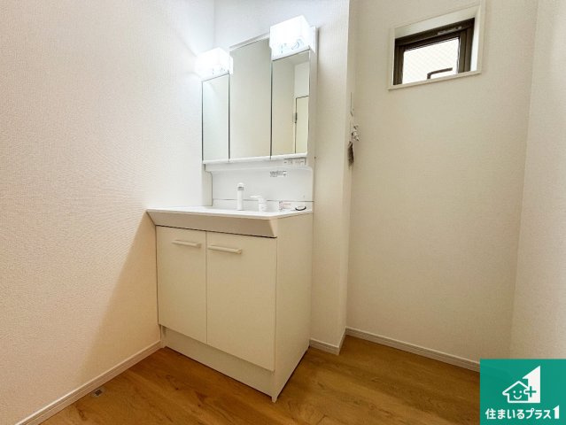 高槻市深沢町　第3期　新築一戸建ての独立洗面台|清潔感のある洗面台です。フラットな鏡は掃除がしやすく毎日清潔！鏡裏には収納があるのでスッキリとした洗面台が保てます。