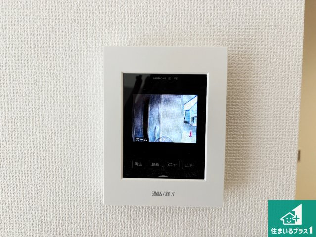 高槻市深沢町　第3期　新築一戸建ての防犯設備|カラーモニターインターホン！声だけでなく来訪者の姿や顔がモニターで確認できるので、小さなお子様がいらっしゃるご家庭でも安心できます！