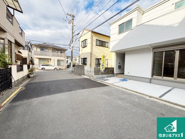 高槻市深沢町　第3期　新築一戸建ての前面道路含む現地写真|周辺は閑静な住宅街！前面道路広々で車の出し入れも便利です。駐車が苦手な方でも安心して車庫入れできます！