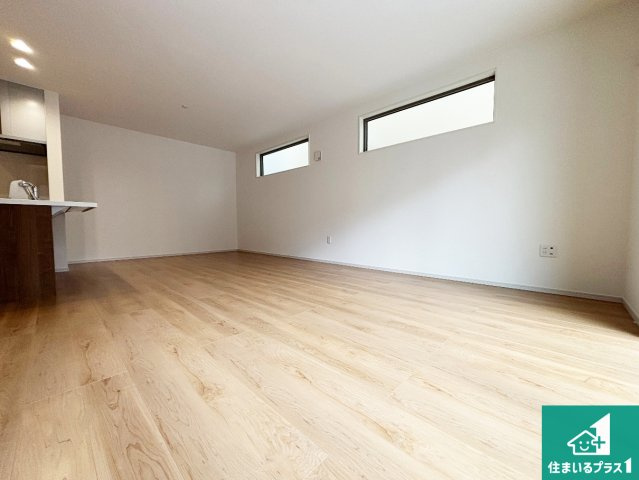 高槻市深沢町　第3期　新築一戸建ての居間・リビング|日当たり良好の明るいリビングで朝の目覚めもスッキリできそう！対面キッチンでご家族のコミュニケーションも自然と増える設計！小さなお子様が遊ぶスペースを作っても広々とくつろげるLDK！