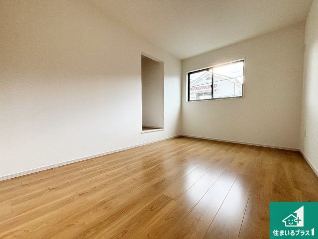 高槻市深沢町　第3期　新築一戸建ての洋室|シンプルな洋室は、自分好みのインテリアが楽しめます♪ご家族とインテリアや家具を選びに行くのは新築購入時の醍醐味の一つです。ぜひお楽しみください♪