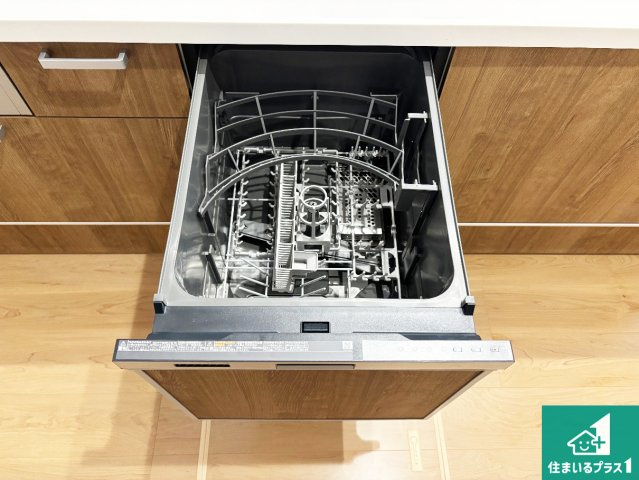 高槻市深沢町　第3期　新築一戸建ての設備|食事後の一仕事、食器洗いをボタン一つでお任せできちゃいます！場所を取らないビルトイン式なので、お料理スペースもしっかり確保！
