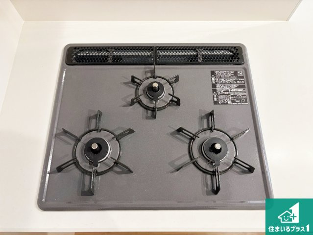 高槻市深沢町　第3期　新築一戸建ての設備|ダブル高火力Ｓｉセンサー付きコンロ！３口あるので、まとめて料理をする時も大活躍！