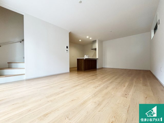 高槻市深沢町　第3期　新築一戸建ての居間・リビング|日当たり良好の明るいリビングで朝の目覚めもスッキリできそう！対面キッチンでご家族のコミュニケーションも自然と増える設計！小さなお子様が遊ぶスペースを作っても広々とくつろげるLDK！