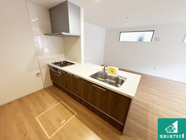 高槻市深沢町　第3期　新築一戸建てのキッチン|子供を見守りながらお料理が出来るため家族のコミュニケーションか増えます♪スペースが広く確保されている為お子様が大きくなったときは一緒に料理を楽しめます♪