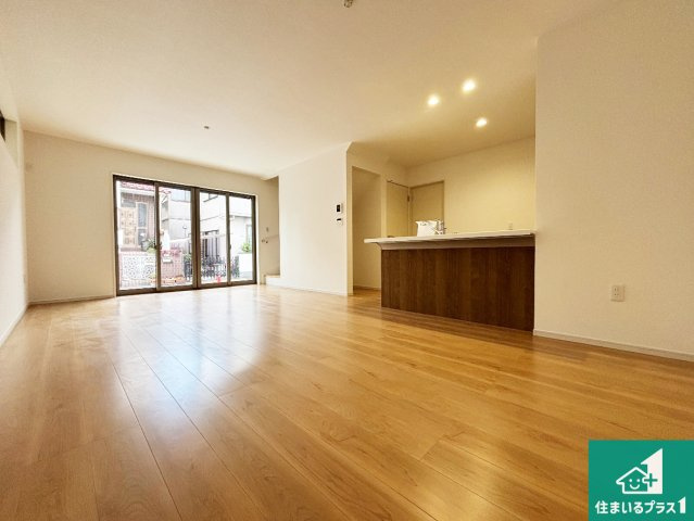 高槻市深沢町　第3期　新築一戸建ての居間・リビング|明るいリビングで朝の目覚めもスッキリできそう！対面キッチンでご家族のコミュニケーションも自然と増える設計！小さなお子様が遊ぶスペースを作っても広々とくつろげるLDK！